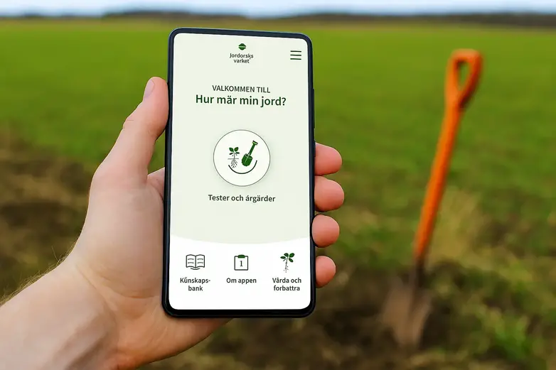 hand som håller i mobil med markvårdsappen